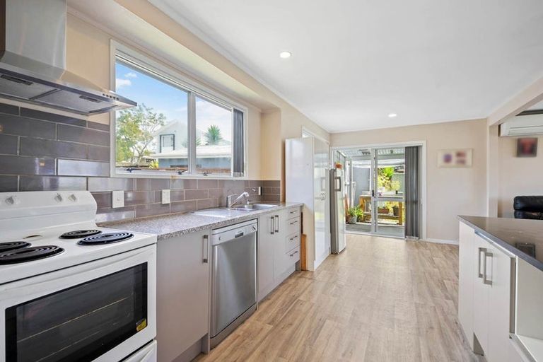 Photo of property in 8 Hyperion Drive, Randwick Park, Auckland, 2105