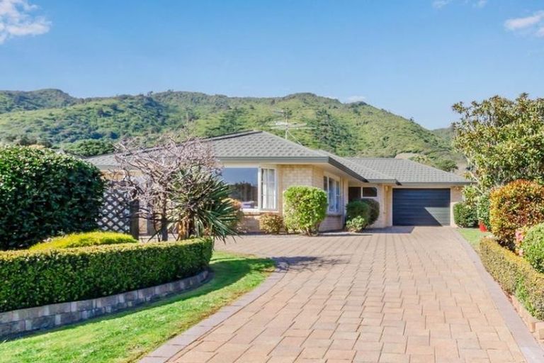 Photo of property in 19 Balmerino Grove, Waikanae, 5036
