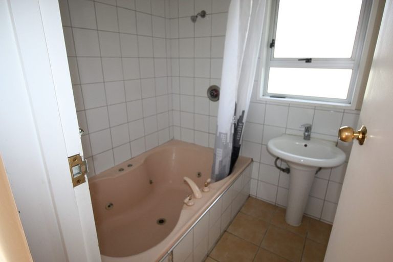 Photo of property in 27 Dunk Place, Milson, Palmerston North, 4414