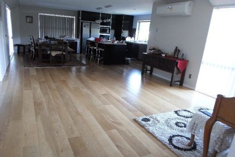 Photo of property in 20 Lakeridge Close, Northcross, Auckland, 0632
