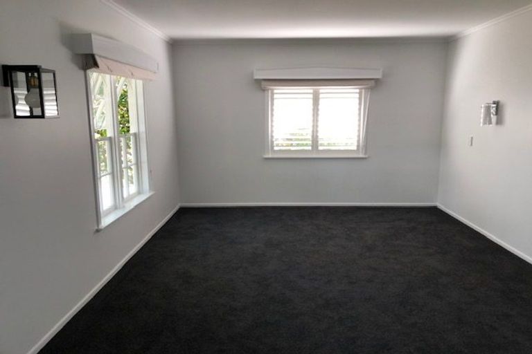 Photo of property in 82 Exmouth Road, Northcote, Auckland, 0627