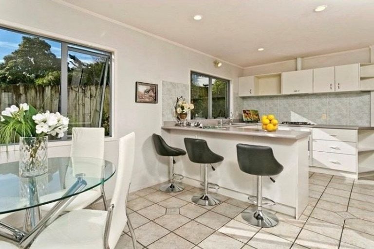Photo of property in 2/90 Pupuke Road, Hillcrest, Auckland, 0627