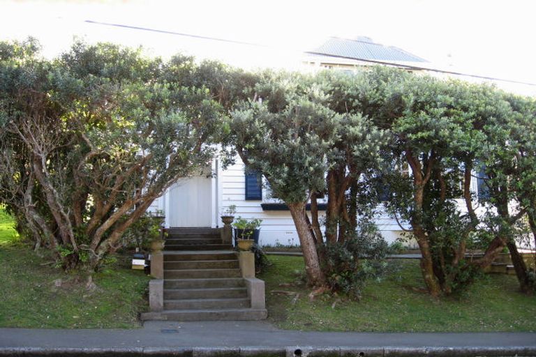 Photo of property in 11 Homewood Crescent, Karori, Wellington, 6012