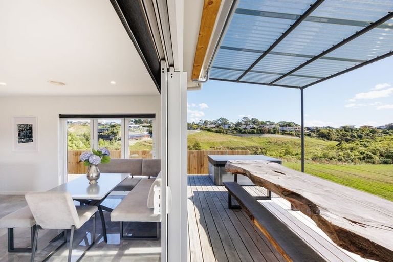 Photo of property in 37 Vaucluse Heights, Fitzherbert, Palmerston North, 4410