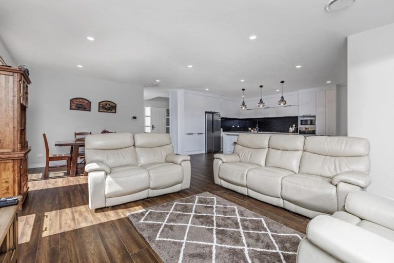 Photo of property in 8 Taraire Place, Orewa, 0931