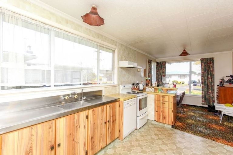 Photo of property in 21 Turakina Street, Merrilands, New Plymouth, 4312