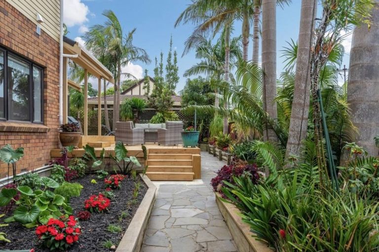 Photo of property in 33 Booralee Avenue, Botany Downs, Auckland, 2010