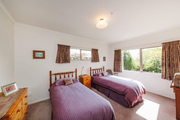 Photo of property in 2 Kea Place, Fitzherbert, Palmerston North, 4410