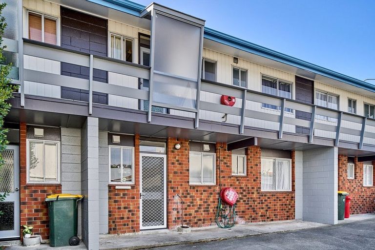 Photo of property in 2/35 Mana Esplanade, Paremata, Porirua, 5026