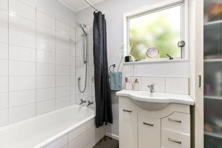 Photo of property in 2/8 Vasanta Avenue, Ngaio, Wellington, 6035