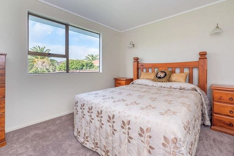 Photo of property in 13 Freyberg Crescent, Waikanae Beach, Waikanae, 5036