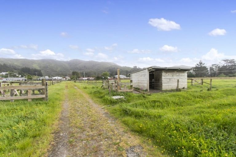 Photo of property in 104 Upper Fitzherbert Road, Wainuiomata, 5373
