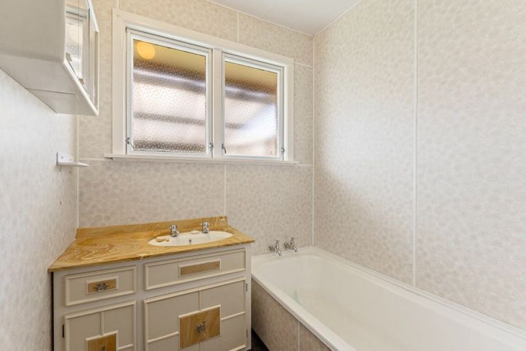 Photo of property in 46 Featherston Street, Levin, 5510