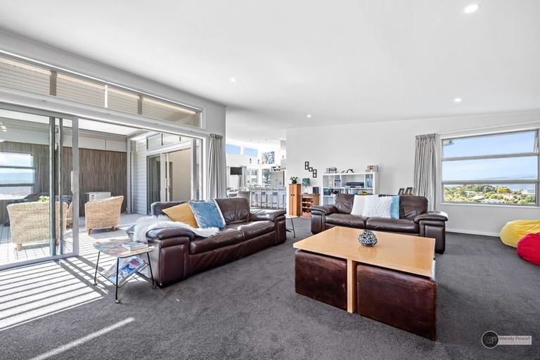 Photo of property in 37 Pekanga Road, Normandale, Lower Hutt, 5010