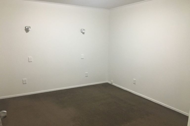 Photo of property in 2/24 Frank Evans Place, Henderson, Auckland, 0610