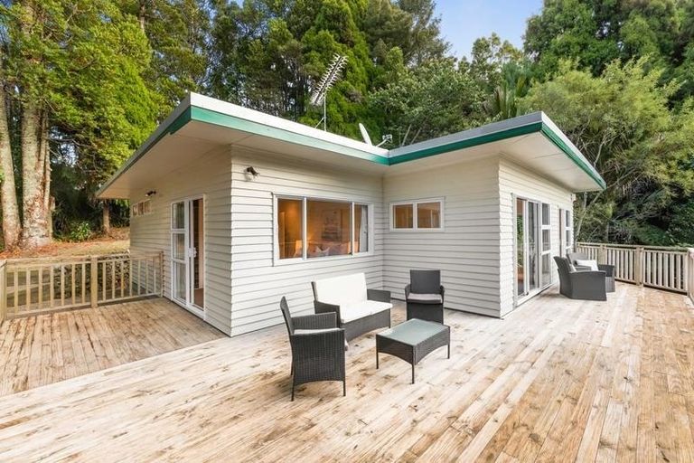 Photo of property in 3a Sylvan Valley Avenue, Titirangi, Auckland, 0604