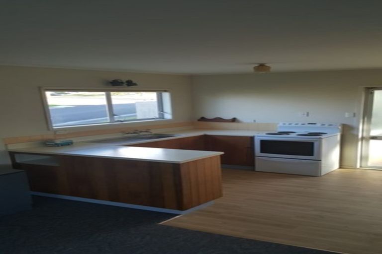 Photo of property in 9 Wakeling Avenue, Te Atatu South, Auckland, 0610