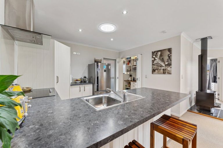 Photo of property in 16 Barry Curtis Place, Levin, 5510