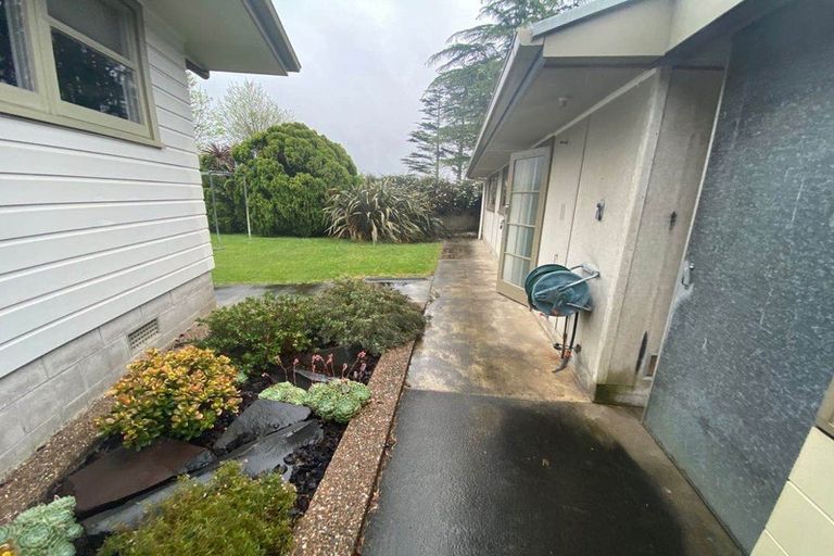 Photo of property in 9 Sturges Road, Henderson, Auckland, 0610
