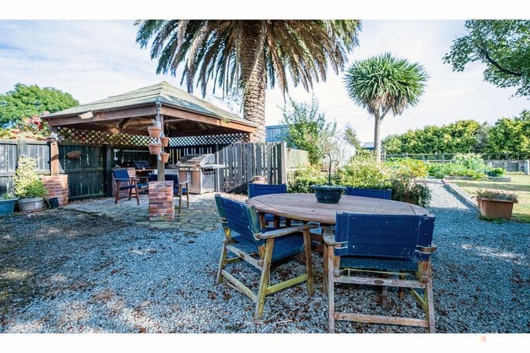 Photo of property in 72 Timaru Road, Waimate, 7924