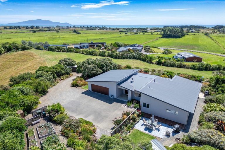 Photo of property in 52 Harakeke Road, Te Horo, Otaki, 5581
