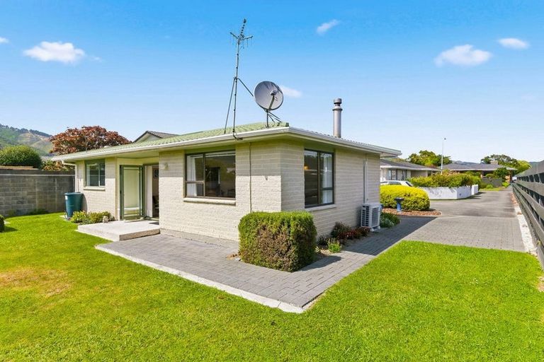 Photo of property in 48a Rewarewa Crescent, Waikanae, 5036