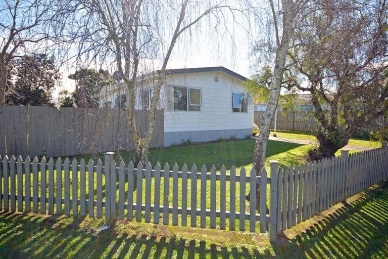 Photo of property in 2 Sunlands Drive, Manurewa, Auckland, 2102