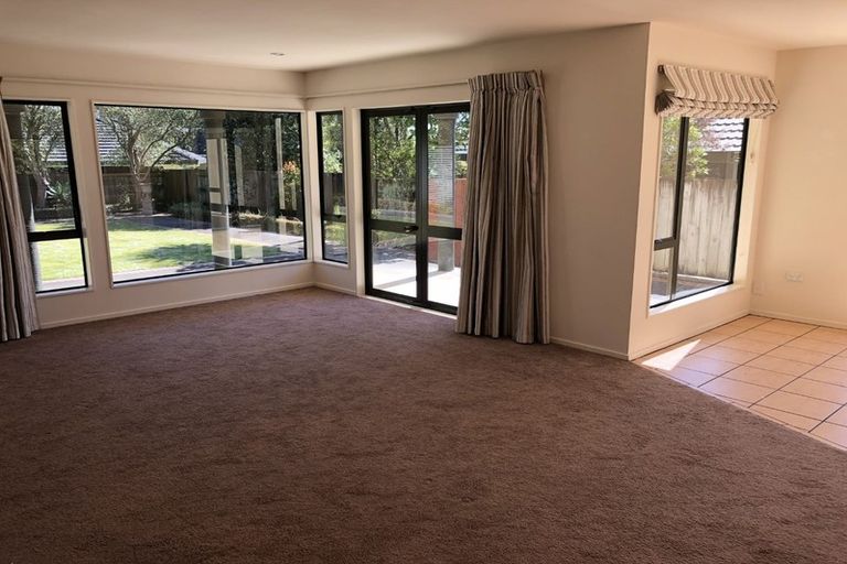 Photo of property in 32 Kilkenny Place, Fitzherbert, Palmerston North, 4410