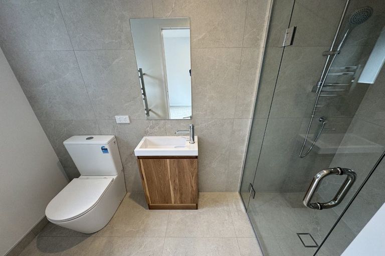 Photo of property in 2/39 Archers Road, Hillcrest, Auckland, 0629