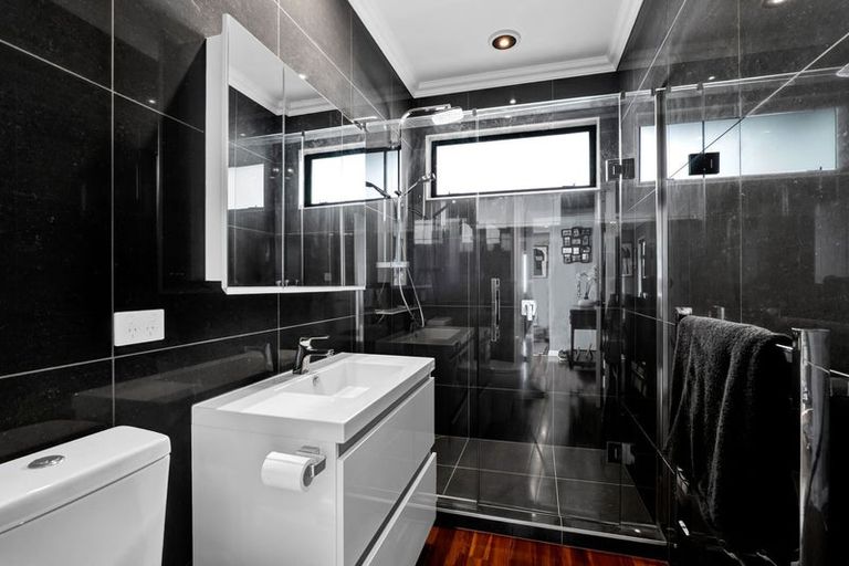 Photo of property in 5 South Road, Moturoa, New Plymouth, 4310