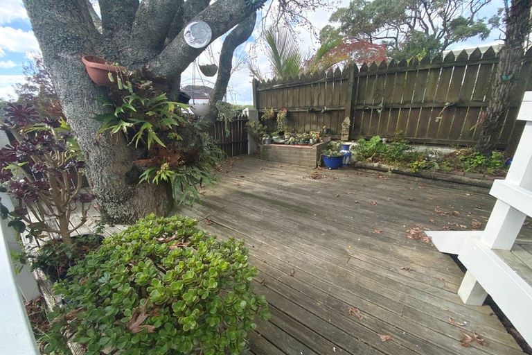 Photo of property in 2/138 Sunset Road, Unsworth Heights, Auckland, 0632