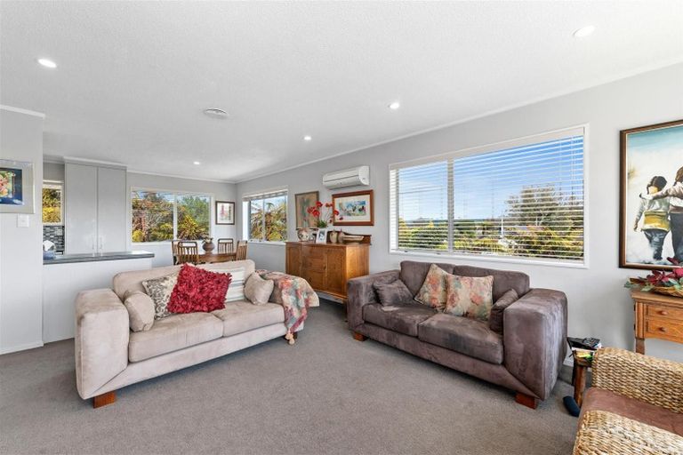 Photo of property in 3a Leo Place, Kawaha Point, Rotorua, 3010