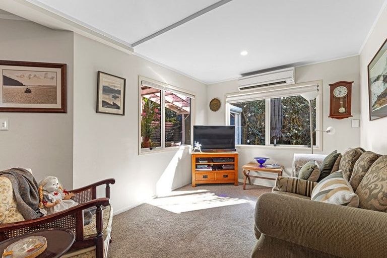Photo of property in 2/12 Wanita Place, Totara Vale, Auckland, 0629