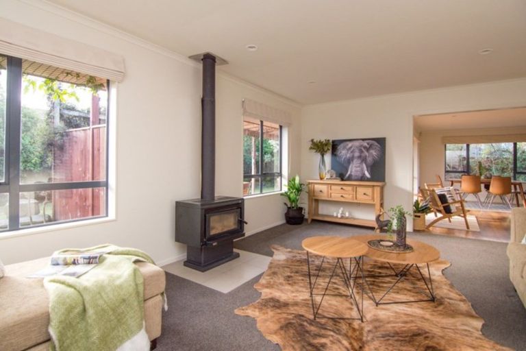 Photo of property in 8 Sorrento Place, Kelvin Grove, Palmerston North, 4414