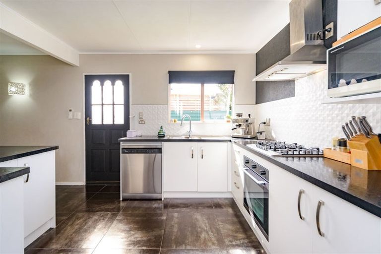 Photo of property in 6 Pukatea Place, Milson, Palmerston North, 4414