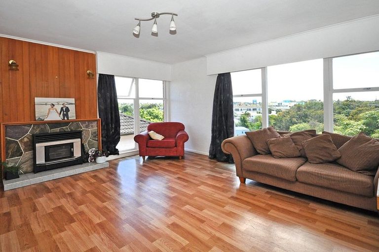 Photo of property in 2/390 Glenfield Road, Glenfield, Auckland, 0629