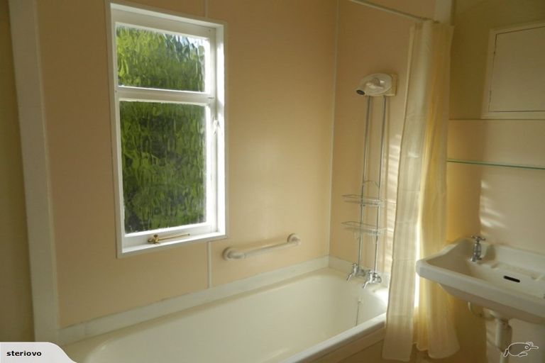 Photo of property in 58 Mountain Road, Henderson Valley, Auckland, 0612