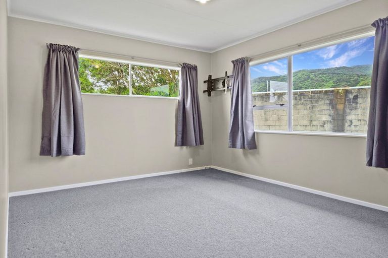 Photo of property in 32 Matthews Road, Wainuiomata, Lower Hutt, 5014