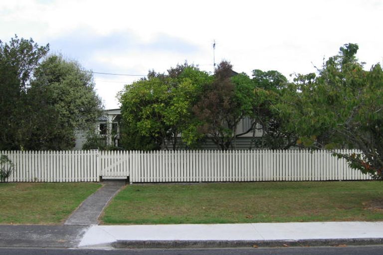 Photo of property in 1/3 Harrybrook Road, Green Bay, Auckland, 0604