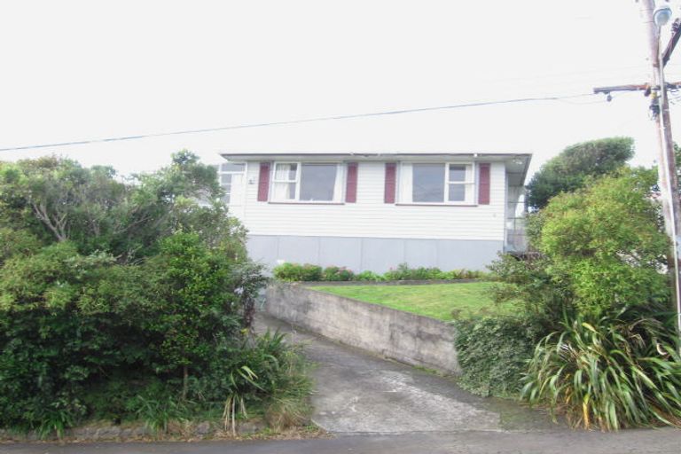 Photo of property in 6 Brooker Grove, Newlands, Wellington, 6037