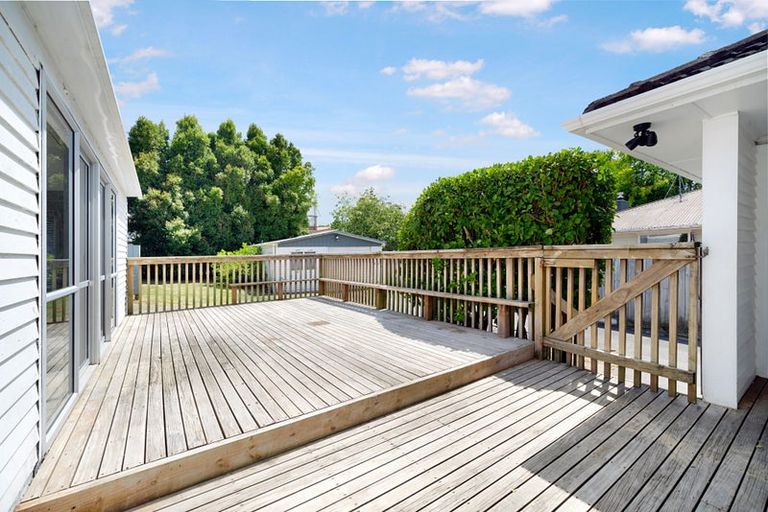 Photo of property in 16 Coniston Avenue, Te Atatu South, Auckland, 0610