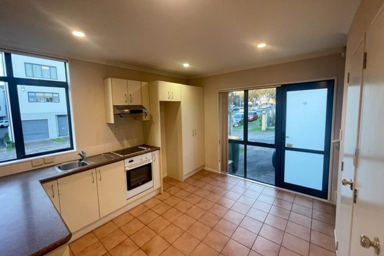 Photo of property in Tuscany Way, 22/3 Ambrico Place, New Lynn, Auckland, 0600