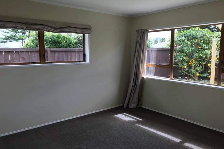 Photo of property in 6a Tatua Place, Conifer Grove, Takanini, 2112