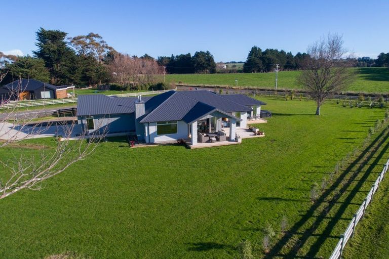 Photo of property in 1 Ashgrove Lane, Ashhurst, Palmerston North, 4470