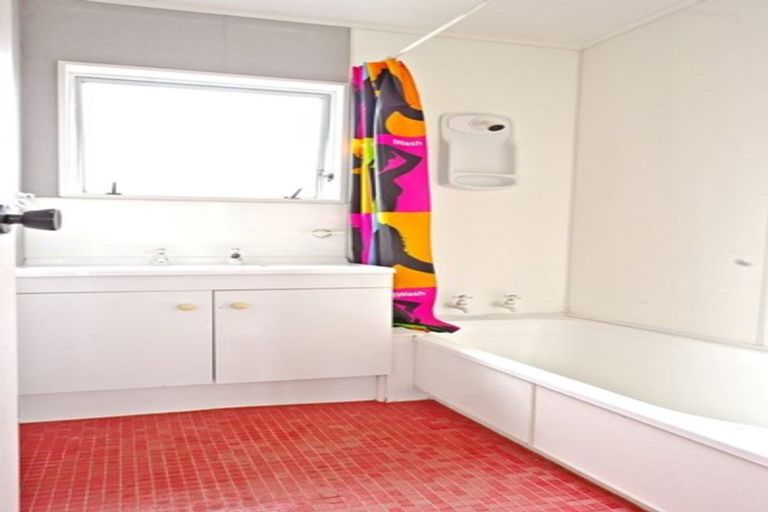 Photo of property in 13 Trias Road, Totara Vale, Auckland, 0629