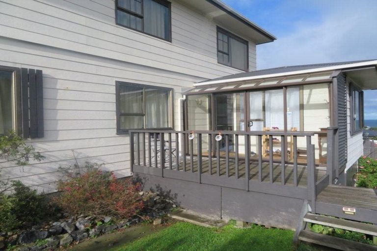 Photo of property in 32 Frobisher Street, Island Bay, Wellington, 6023