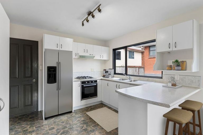 Photo of property in 120 Gossamer Drive, Pakuranga Heights, Auckland, 2010