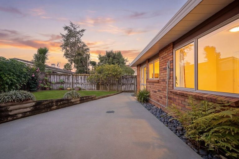 Photo of property in 17a Tirimoana Road, Te Atatu South, Auckland, 0602