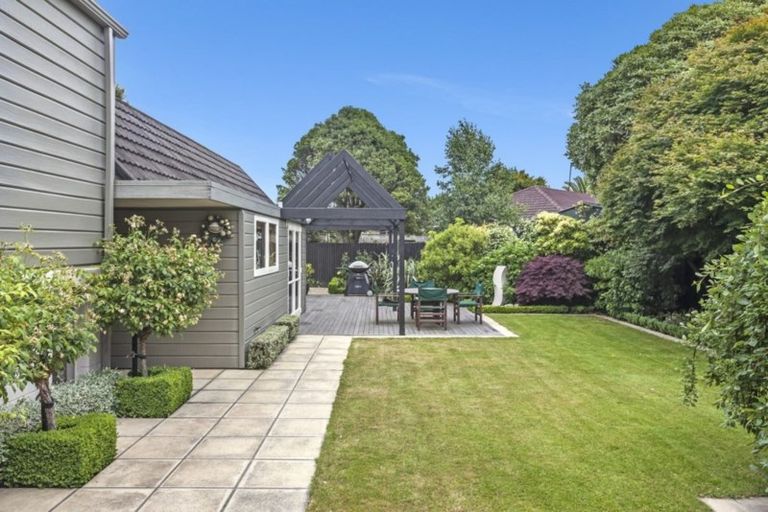 Photo of property in 18 Lombard Place, Avonhead, Christchurch, 8042