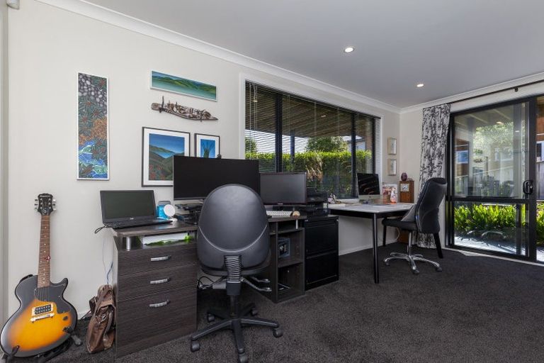 Photo of property in 3 Hihi Place, Waikanae, 5036